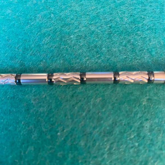 Tiffany RARE Hematite and Aztec carved sterling silver Bracelet (retired) - Picture 6 of 11